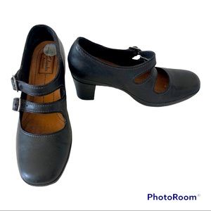 ⭐️ 2/30$⭐️ Clark’s Artisan Mary Janes - size 7.5 (fits 7)
